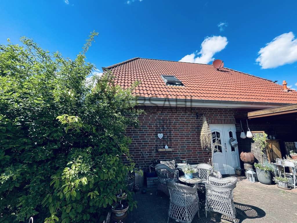 Immobilie in Bienenbüttel - Attraktives Einfamilienhaus mit wundervollem Garten und Doppelcarport - Feldrandlage in Bienenbüttel - Bild 1