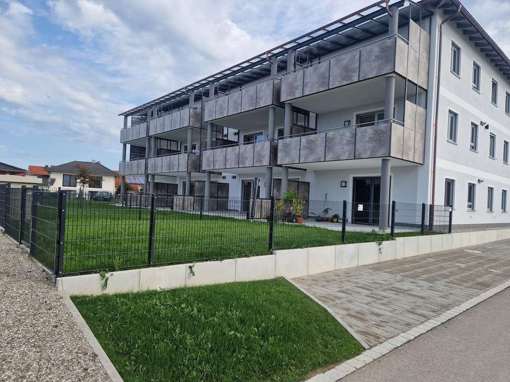 Immobilie in Ampfing - Kapitalanlage - vermietete, gehobene barrierefreie 2-Zi EG-Wohnung KfW 40 mit großem Garten - Bild 0