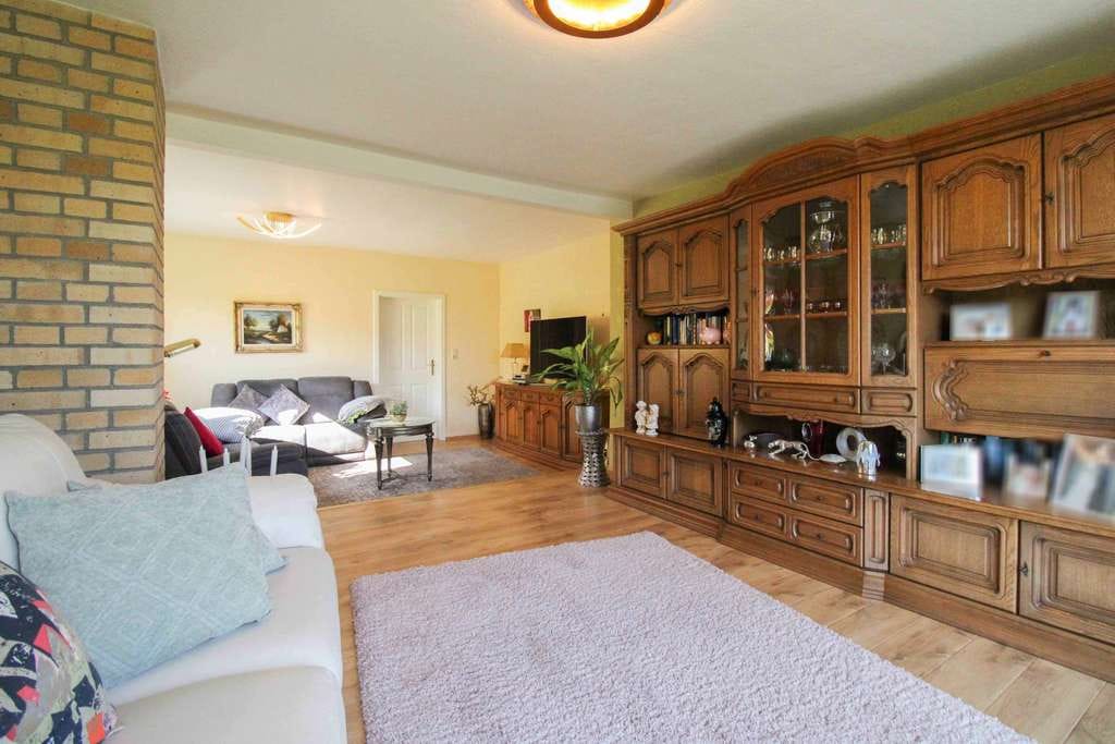 Immobilie in Ribnitz-Damgarten - Charmantes Reihenmittelhaus mit Einlieger-/Ferienwohnung inklusive großem Grundstück und Garage - Bild 2
