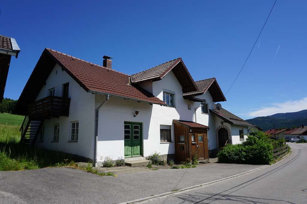 Immobilie in Arrach - Einfamilienhaus mit großem Grundstück, Scheune und traumhaftem Fernblick!!! - Bild 1