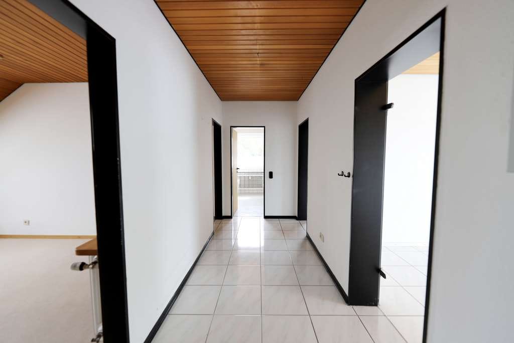 Immobilie in Lage - ==Dachgeschosswohnung mit großzügiger Loggia nahe der Lagenser Innenstadt== - Bild 1