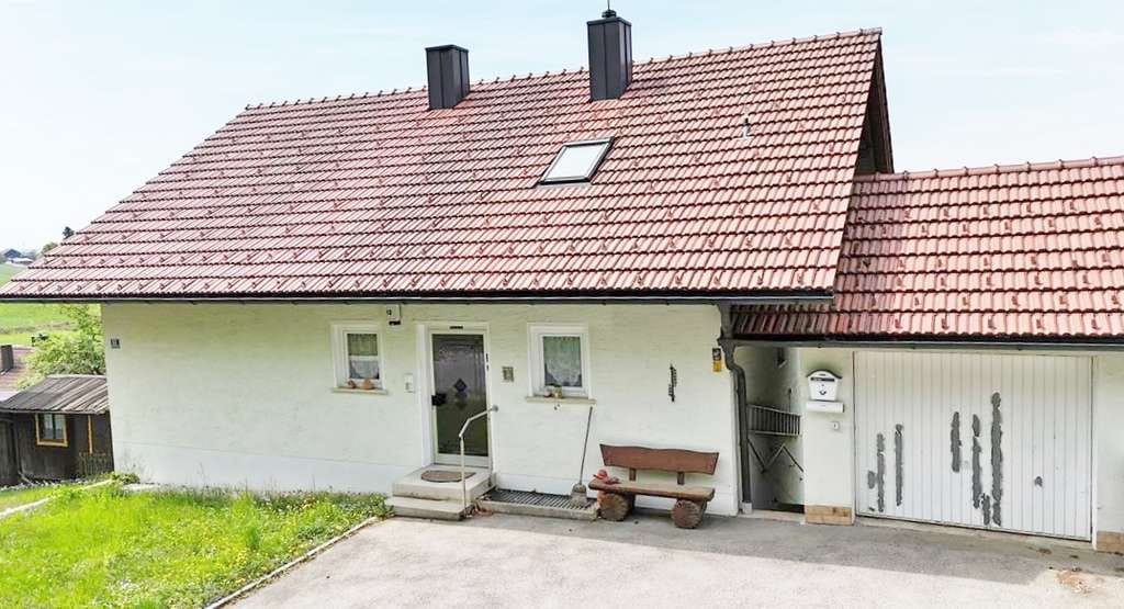 Immobilie in Hauzenberg - Panoramisches Wohnen in 
94051 Hauzenberg – Ein Refugium mit Substanz, Ruhe und außergewöhnlichem E - Bild 2