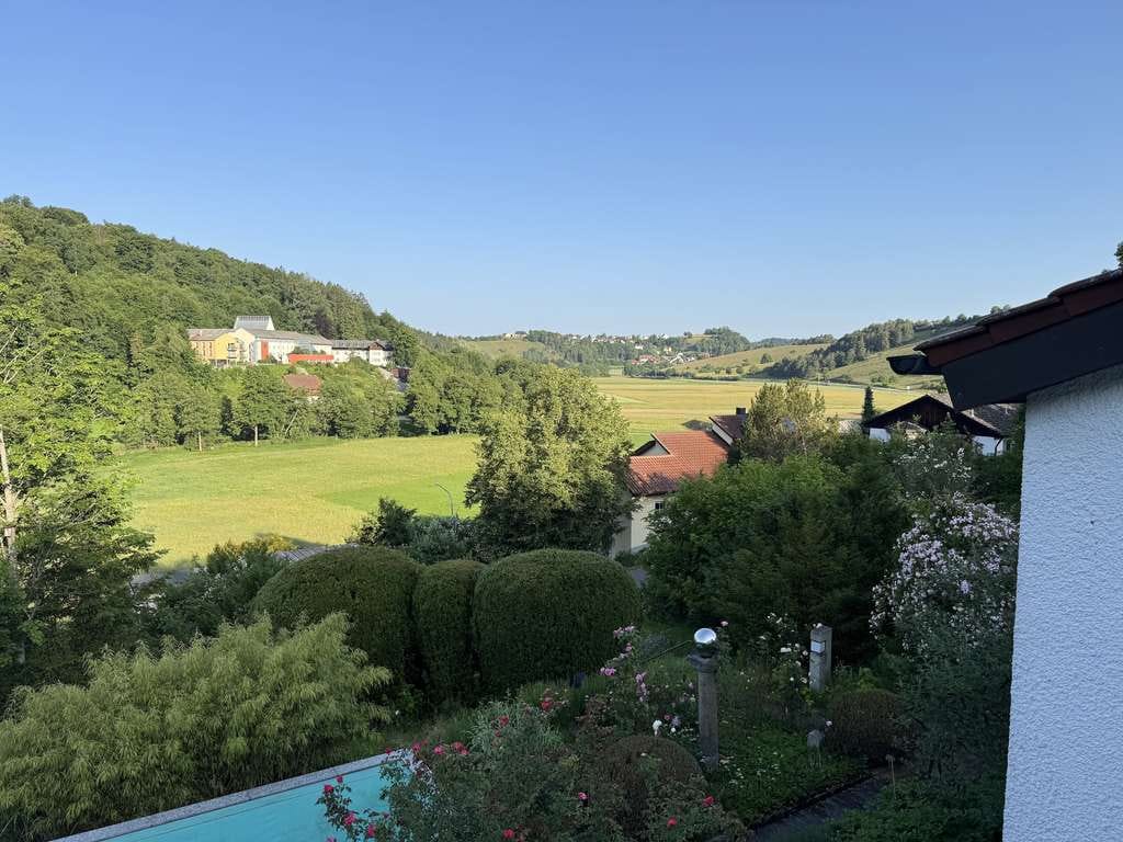 Immobilie in Nittendorf - Großes Architektenhaus mit Pool, Sauna und tollem unverbautem Ausblick - Bild 1