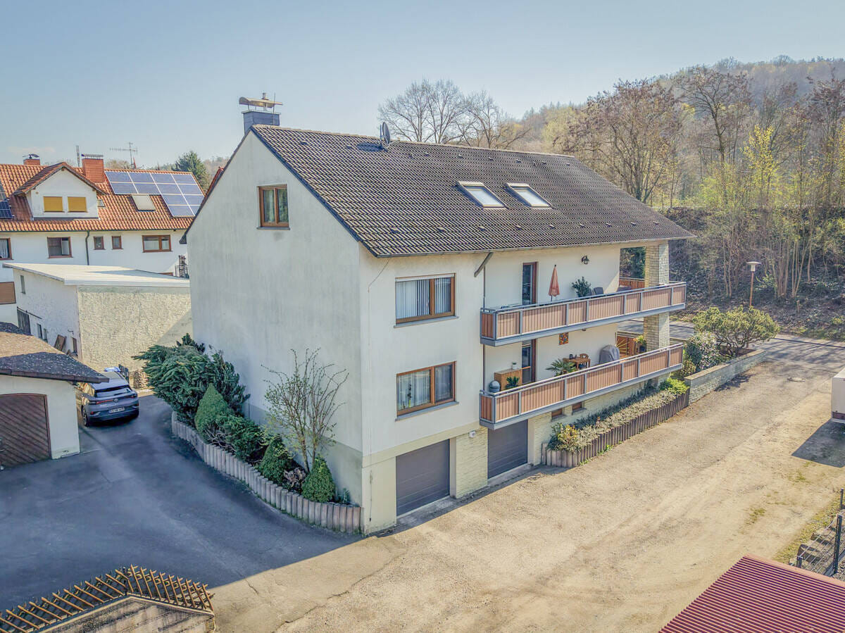 Immobilie in Goldbach - DIETZ: 3-Familienhaus mit 3 Balkonen, 2 Garagen, WEG - geteilt - 3-fach-Verglasung - Pelletsheizung - Bild 3
