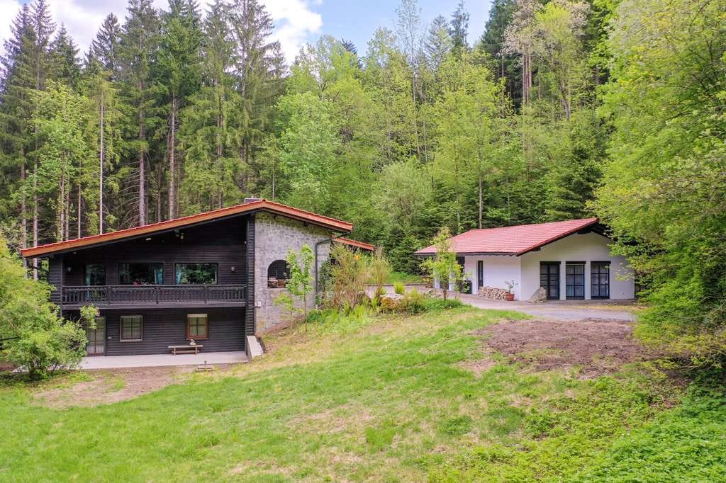 Immobilie in Innernzell - Traumhafte Alleinlage: Modernisierter Landsitz m. separatem Gästehaus m. 4.500 m2 Grund u. Bachlauf - Bild 0