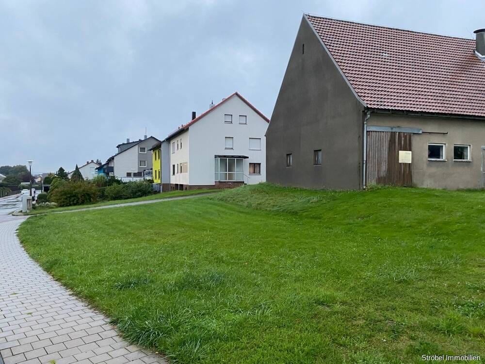 Immobilie in Dürrwangen - Charmantes Einfamilienhaus mit großzügigem Grundstück, Scheunen und Garagen zu verkaufen - Bild 2