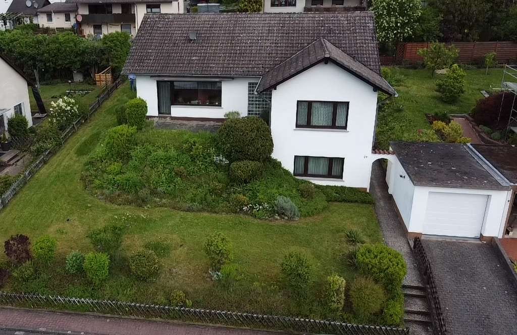 Immobilie in Wehretal - Solides Einfamilienhaus mit Garage in bester Wohnlage von Reichensachsen - Bild 2