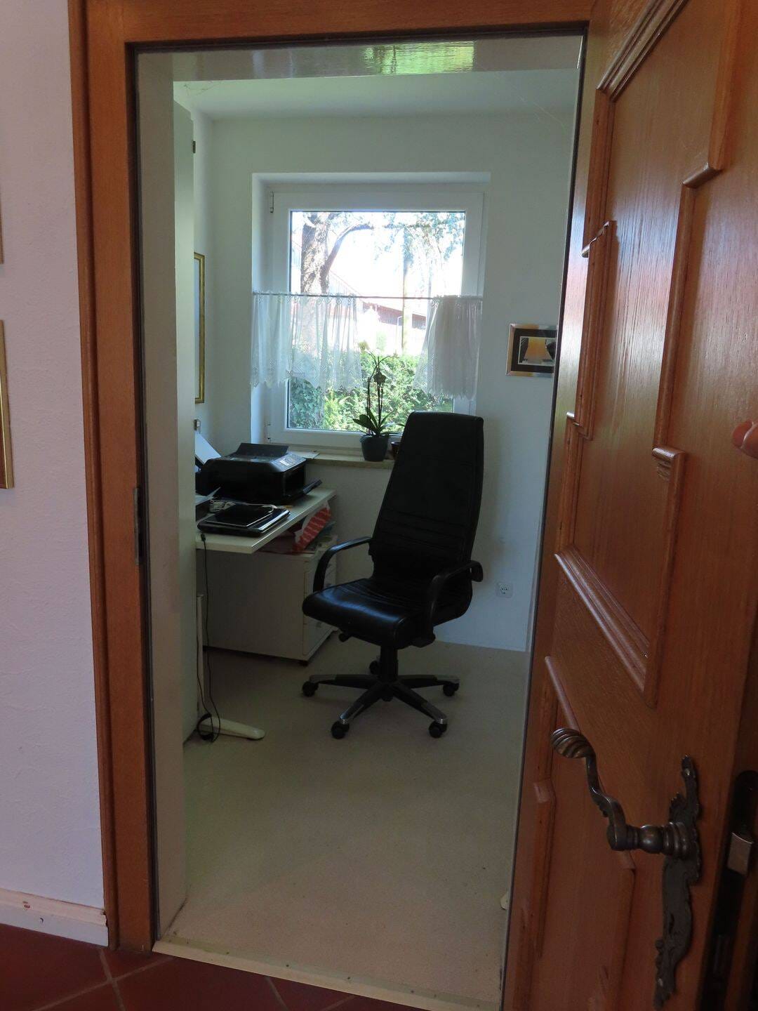 Immobilie in Andechs - Ihr Traumhaus? Weitblick, Ruhe, ideal für Kinder, Schwimmbad, Sauna, bis 8,5 Zimmer, Saniert, PV-Anlage, Dämmung - Bild 3