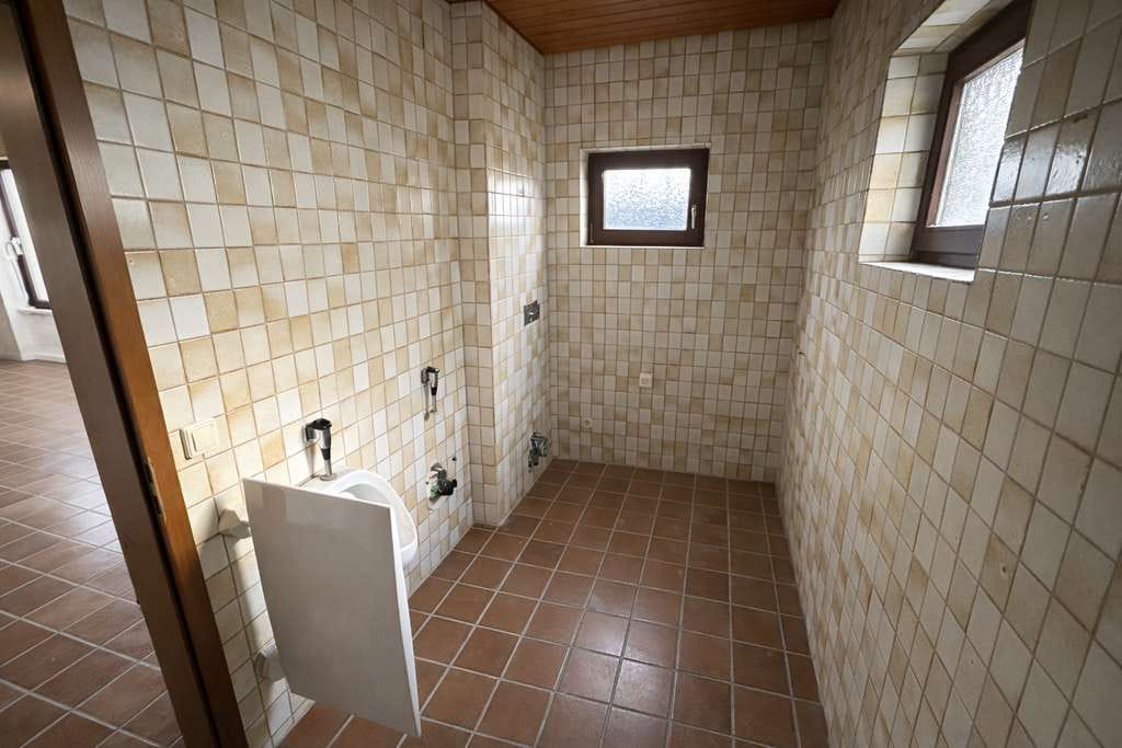 Immobilie in Dürnau - Projekt mit Potenzial: Entkerntes Gebäude mit 193 m² Ausbaufläche, 858 m² Grundstück und 14,4 kW PV - Bild 2