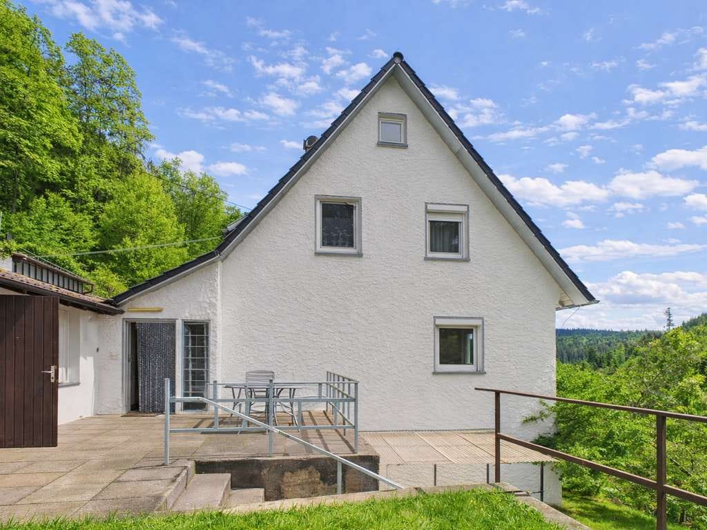 Immobilie in Altensteig - Geräumiges Zweifamilienhaus mit Garagen, Stellplätze und großem Garten in Altensteig-Berneck!  - Bild 2