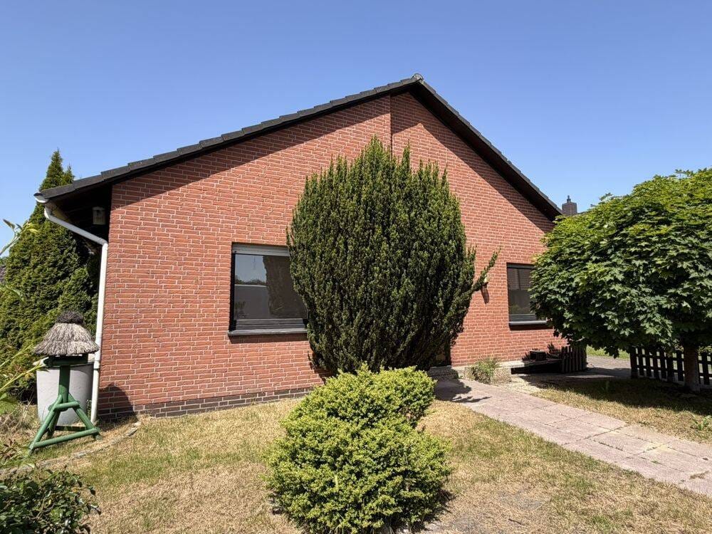 Immobilie in Varel - Wohnen im Bungalowstil! Mit Garage ! Pflegeleicht !  Ebenerdiger Wohnraum im Zentrum von Varel! Angefangene Renovierung/Teilsanierung! - Bild 3