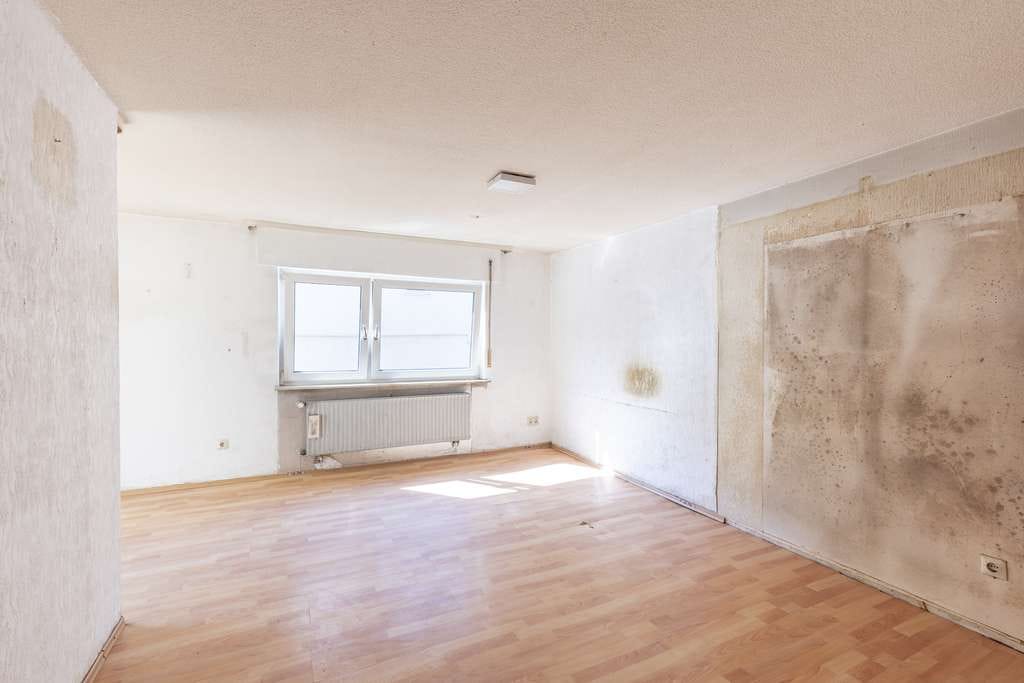 Immobilie in Freiberg am Neckar - Solide Grundlage für Ihr Wohnprojekt | Renovierungsbedürftige Doppelhaushälfte mit Potential - Bild 2