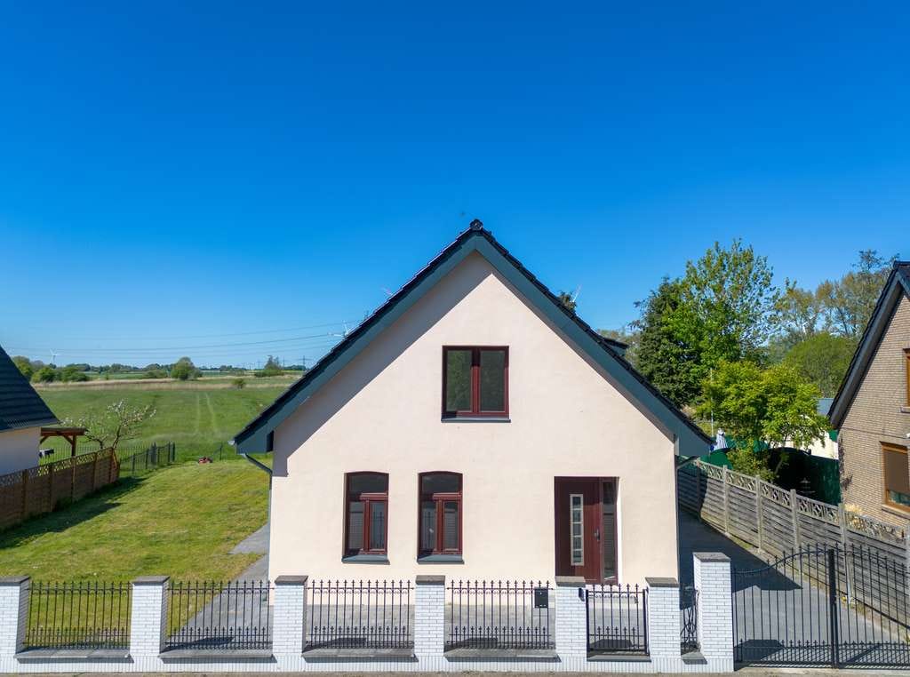 Immobilie in Sankt Michaelisdonn - Saniertes Familienglück in direkter Feldrandlage - Bild 1