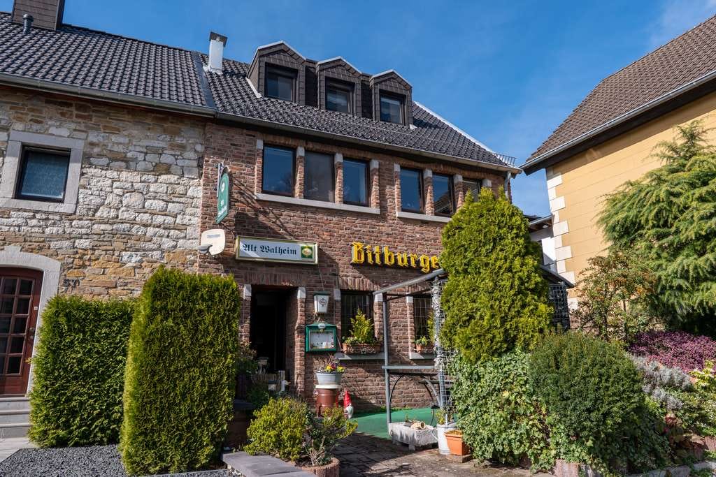 Immobilie in Aachen - Einfamilienhaus mit knapp 240 m² Wohnfläche möglich - Dachterrasse und Garten vorhanden - Bild 0