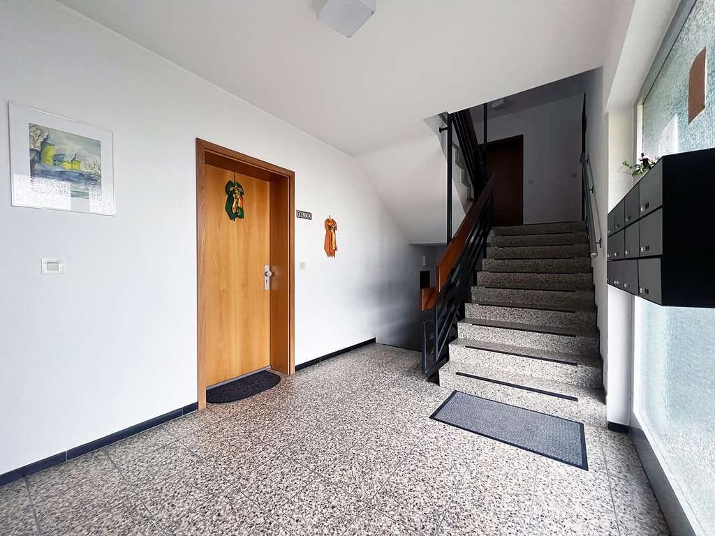 Immobilie in Nümbrecht - 🏡 Grün. Ruhig. Großzügig. Helle 3-Zimmer-Eigentumswohnung mit Terrasse & Garage in Nümbrecht - Bild 2