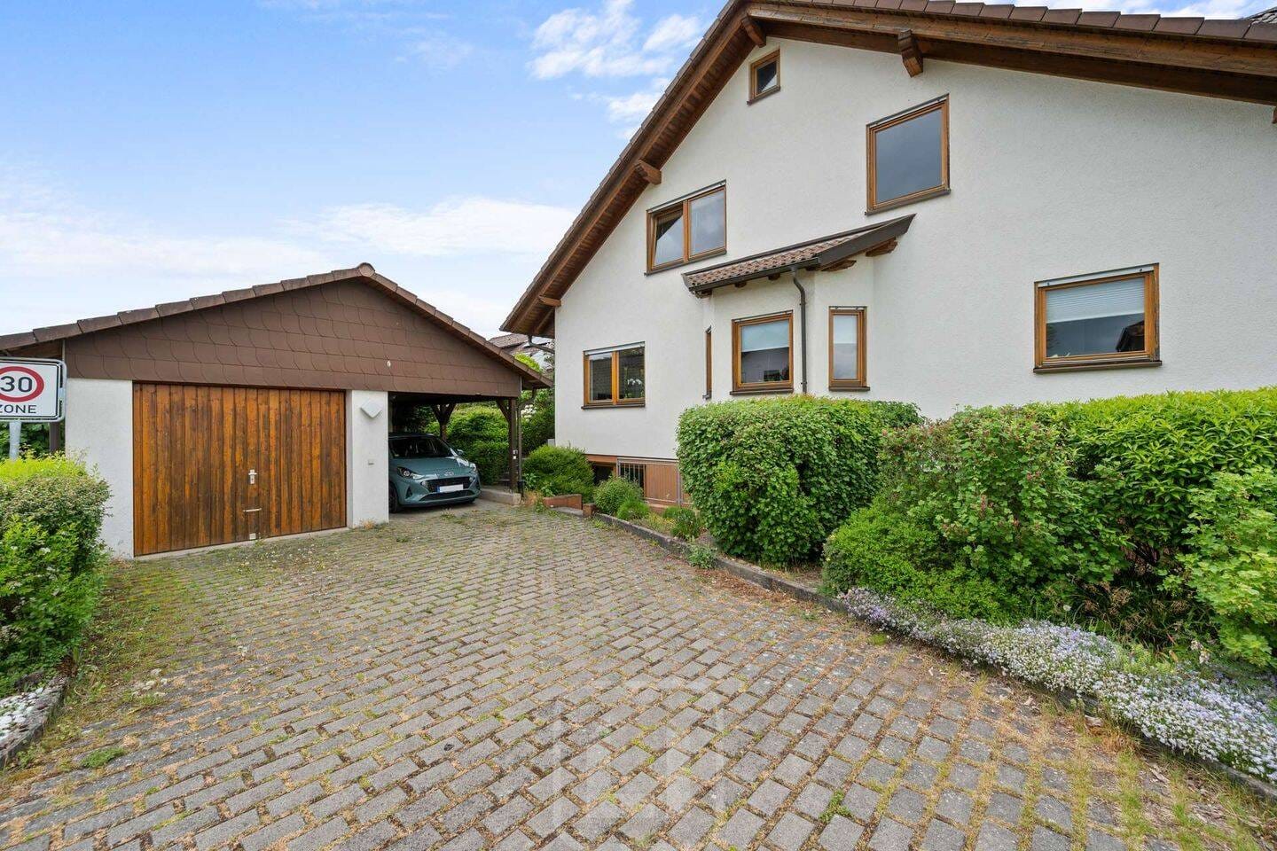 Immobilie in Althengstett - Gepflegte DHH | Einliegerwohnung | Terrasse | Balkon | Garage | Carport - Bild 2