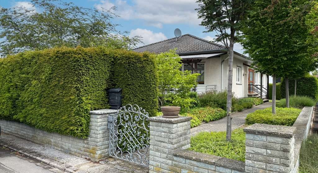 Immobilie in Bretzenheim - Gepflegter Bungalow mit großem Grundstück und vielseitigem Raumangebot in Bretzenheim - Bild 0