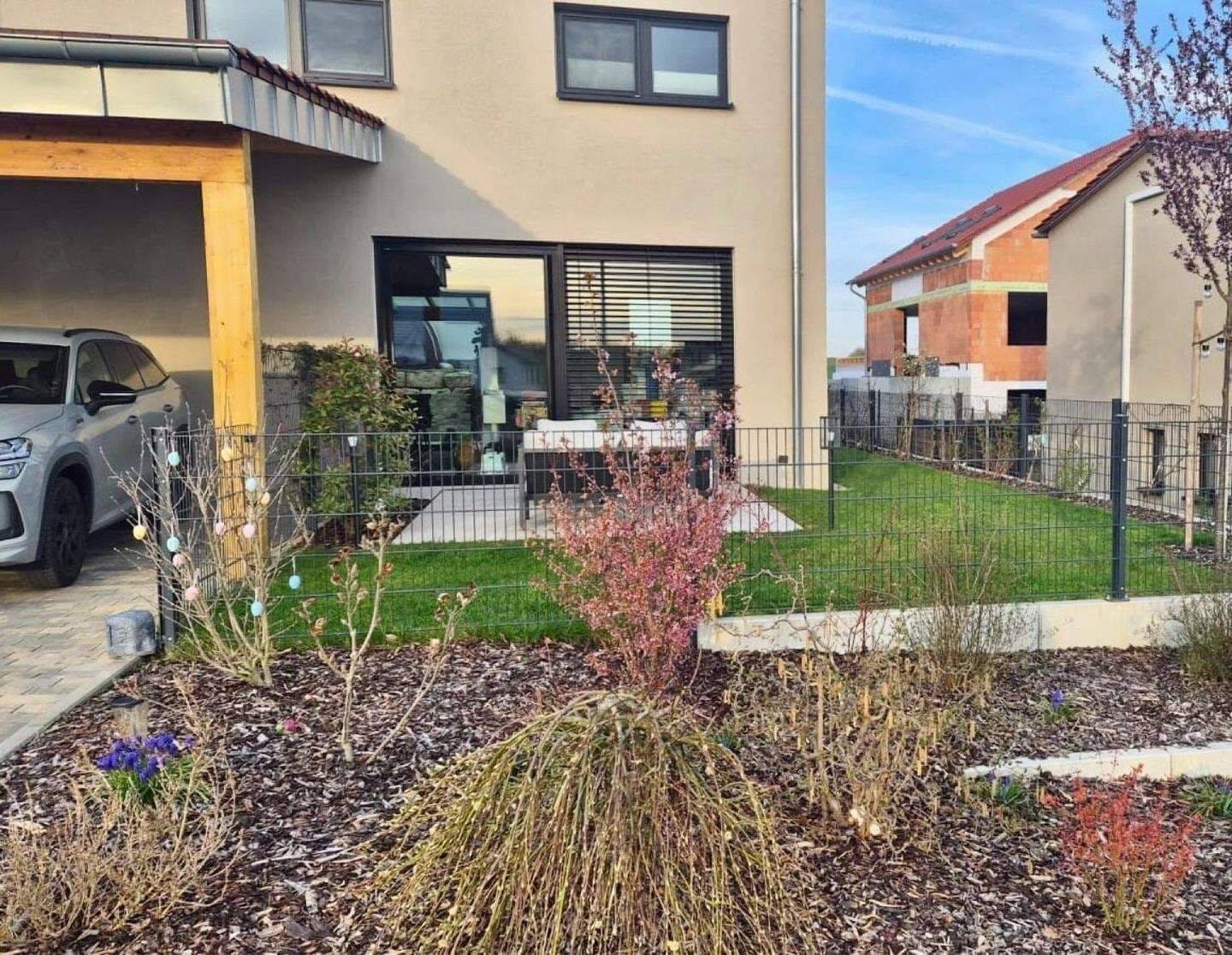 Immobilie in Gaukönigshofen - Neuwertiges Einfamilienhaus aus Baujahr 2022 mit Premium-Ausstattung & Garten-Oase  - Bild 2
