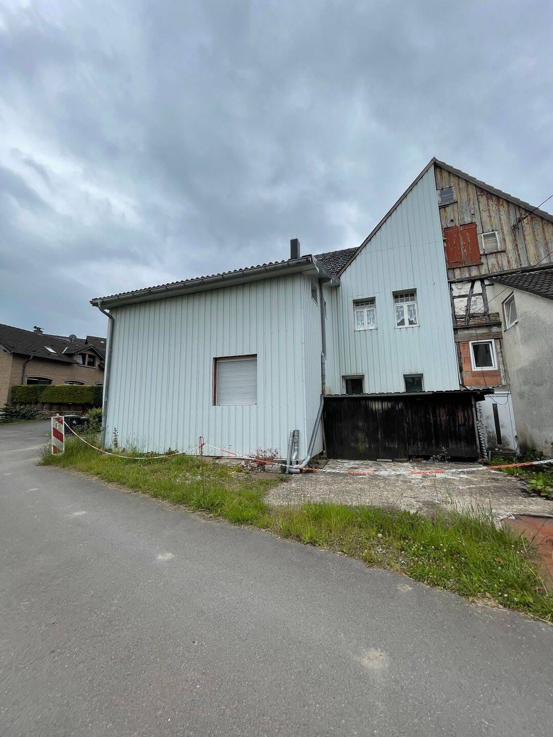 Immobilie in Hückeswagen - Ländlich Zwei Haushälfte Altbau mit große Garage  - Bild 2