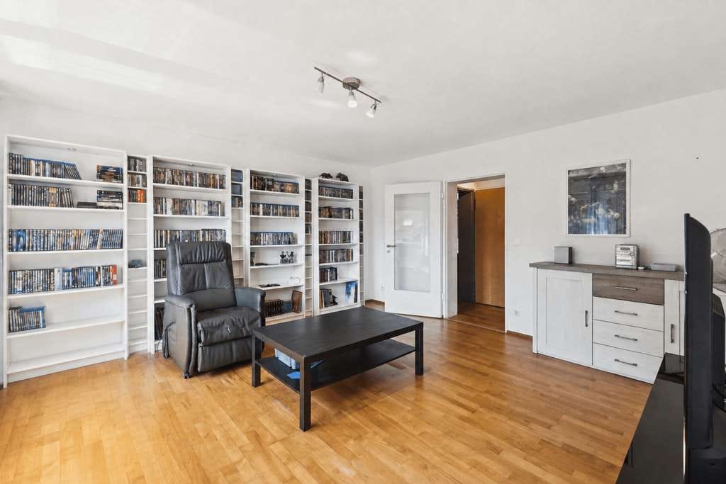 Immobilie in Walheim - Charmante 3,5-Zimmer-Wohnung mit guter Aufteilung, Balkon, Einbauküche und zwei Stellplätzen - Bild 3