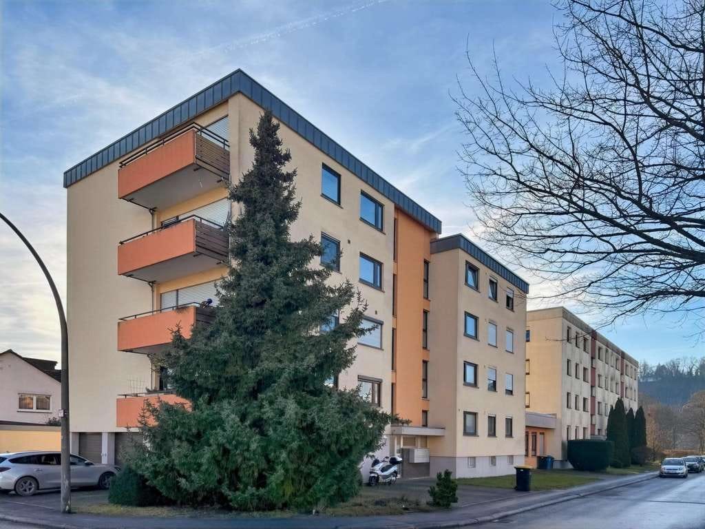 Immobilie in Offenau - Wohnen mit Ausblick: Großzügige Wohnung mit Balkon und Garage - Bild 1
