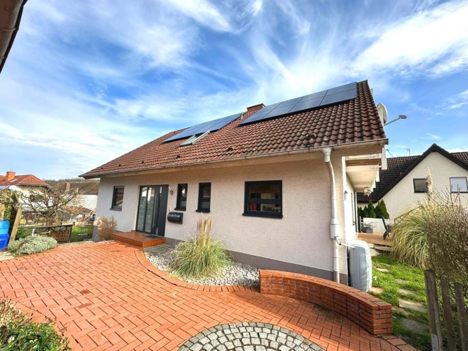 Immobilie in Eschelbronn - GLOBAL INVEST | Tolles, modernisiertes Zweifamilienhaus mit über 230m² Wohnfläche in Eschelbronn - Bild 0