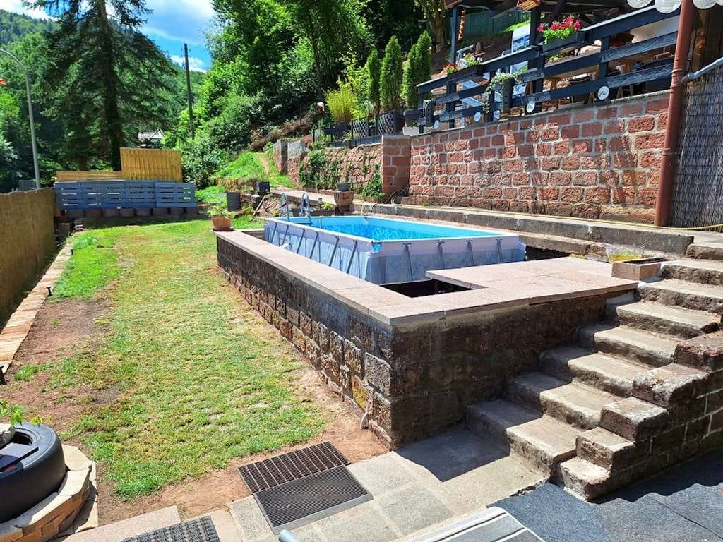 Immobilie in Esthal - Einzugsbereites Familien- oder Ferienhaus mit schönem Garten und top Freizeitangeboten in Waldlage - Bild 1