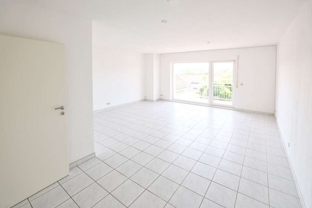 Immobilie in Dierdorf - Gepflegte Doppelhaushälfte mit Balkon, Terrasse u. Stellplatz in ruhiger Anliegerstraße von Dierdorf - Bild 1