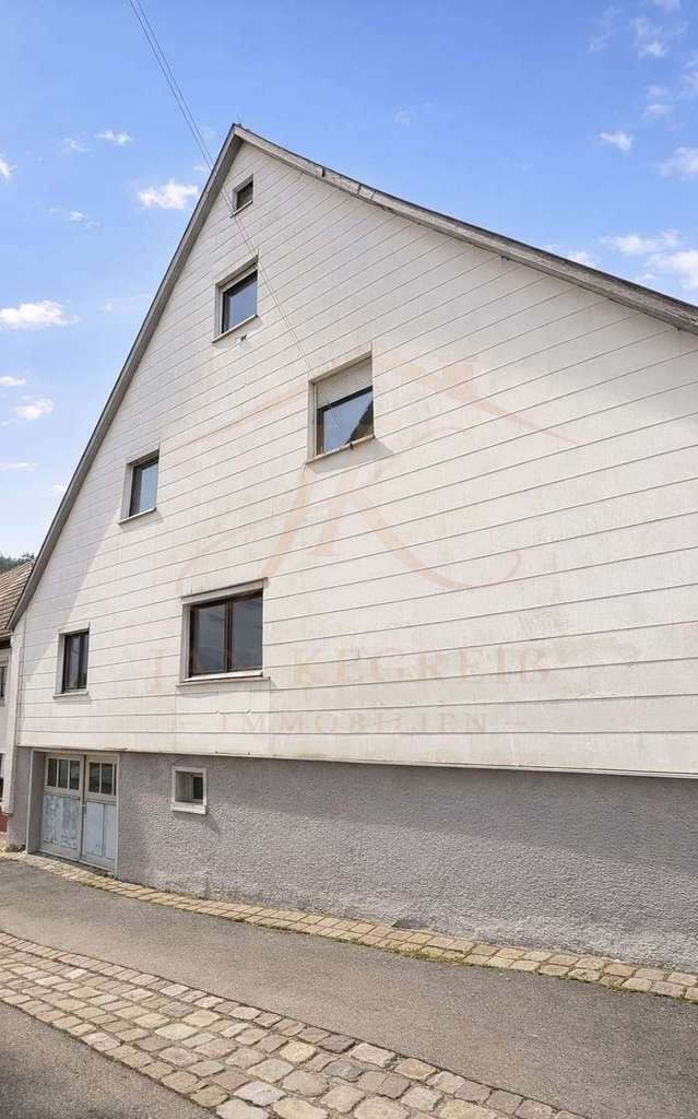 Immobilie in Haiterbach - Wohnen und Vermieten clever kombiniert: Zweifamilienhaus mit Ausbaureserve zur 3. Einheit - Bild 2