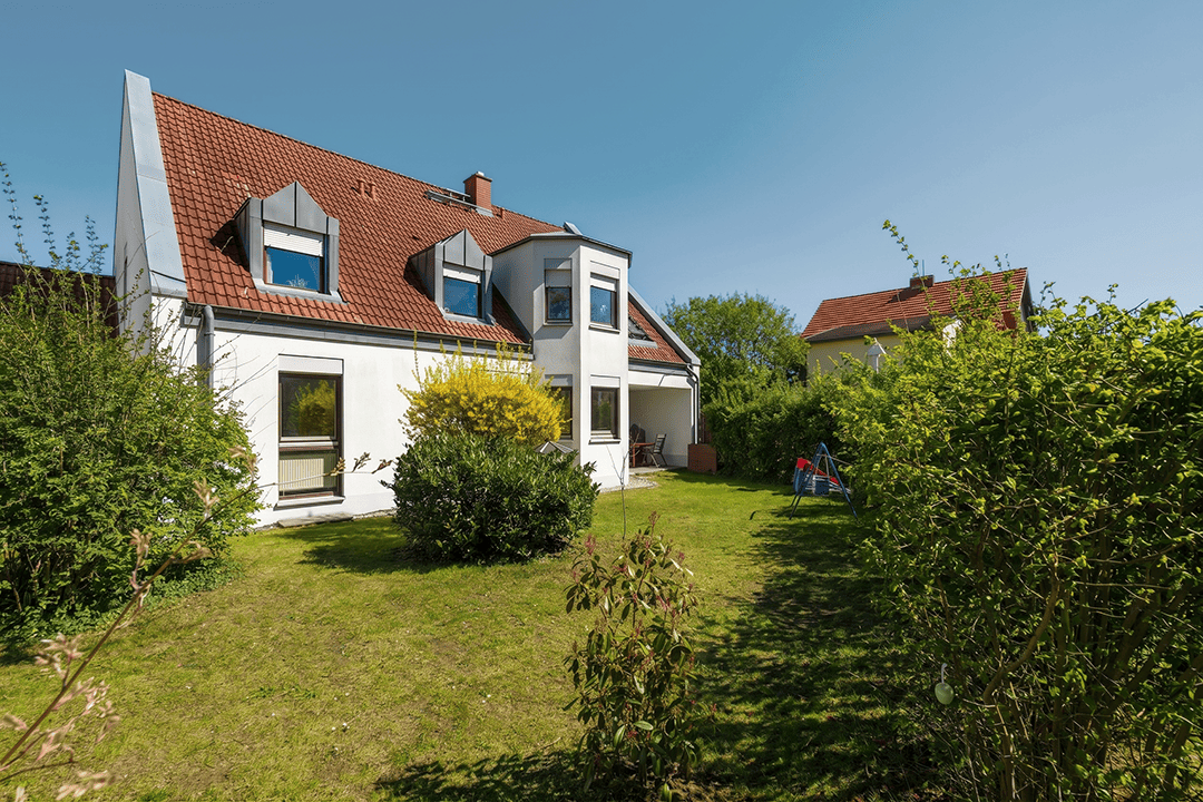 Immobilie in Stahnsdorf - Charmante Wohnung mit Einfamilienhaus-Charakter und eigenem Garten - Bild 0