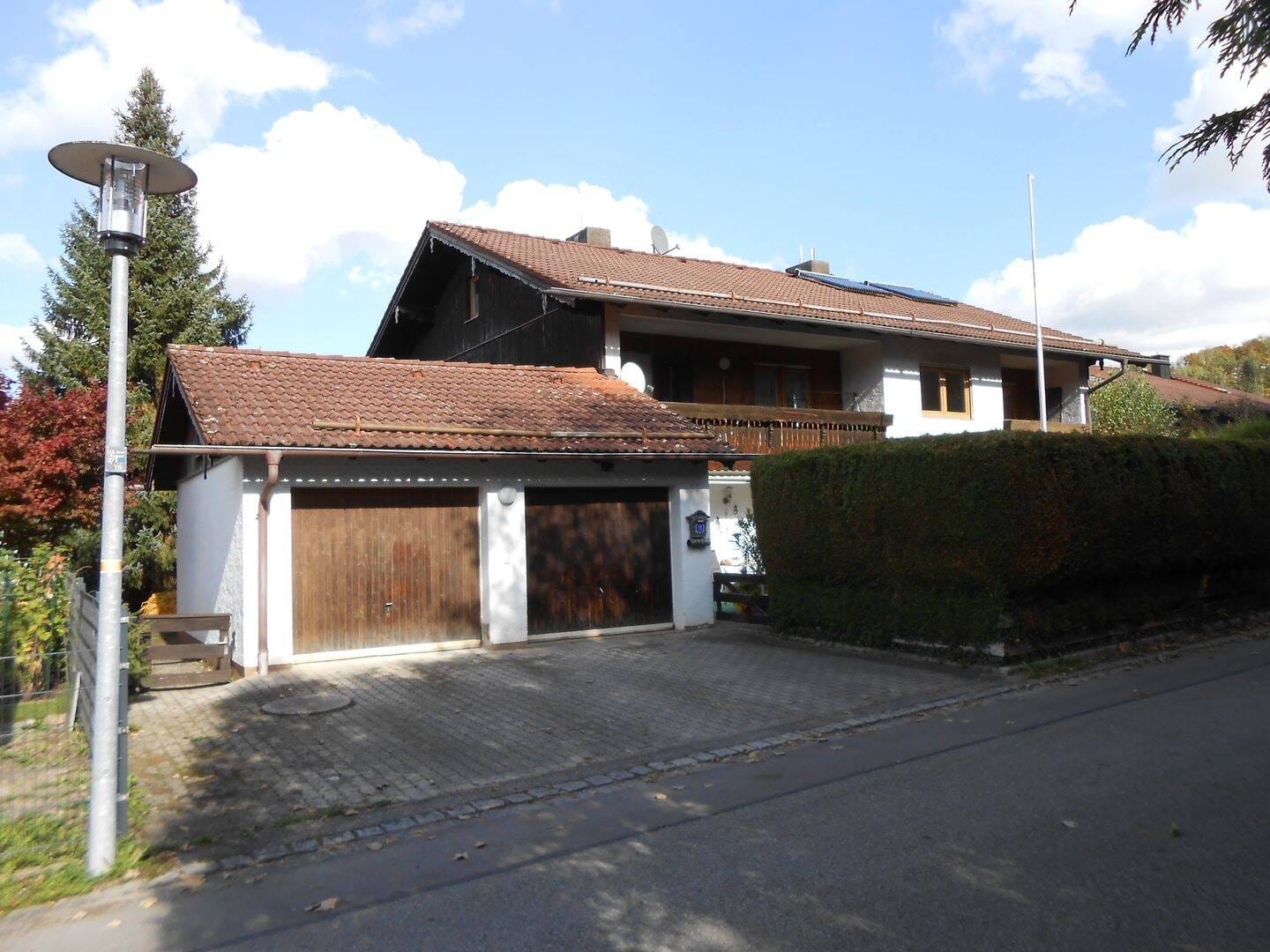 Immobilie in Tacherting - Familienfreundliche Doppelhaushälfte mit Garten und Garage in Wajon - Bild 0