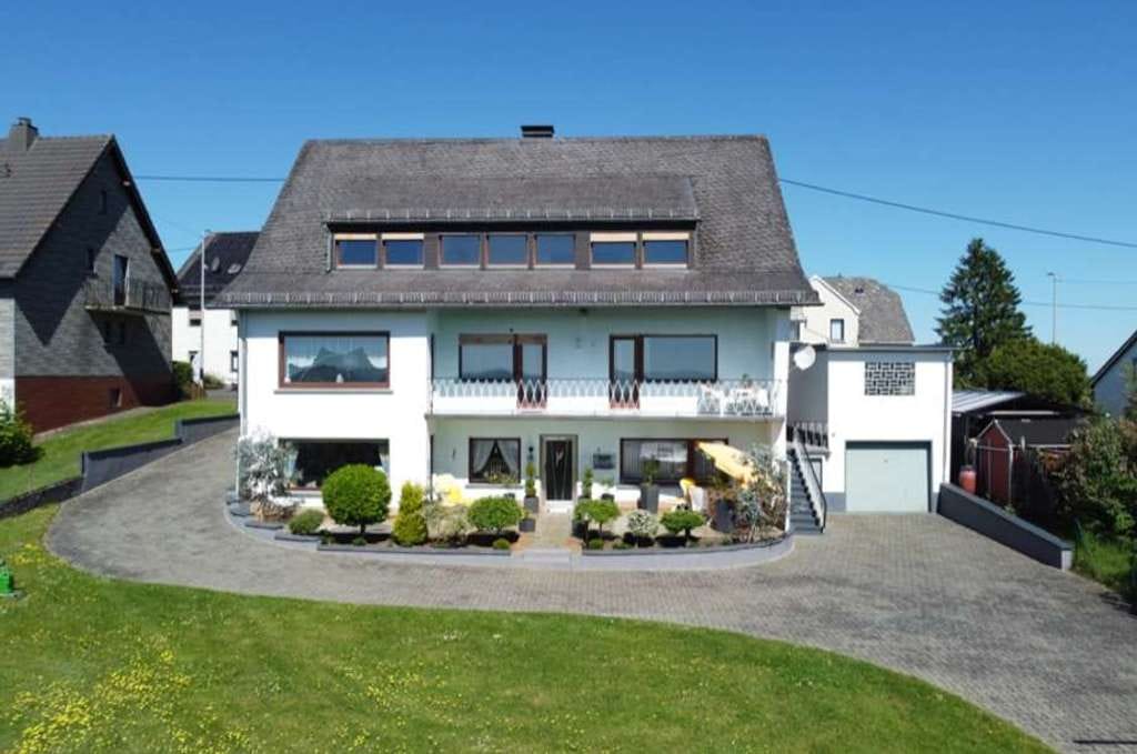 Immobilie in Schüller - Geräumiges 2-Familienhaus in wunderschöner Lage mit Garten, Doppelgarage und Fernsicht, Schüller 11 - Bild 1