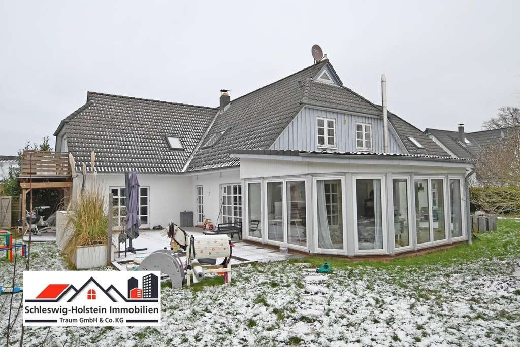 Immobilie in Wendtorf - Modernes Haus in Wendtorf, Wohnfläche ca 350 m², aktuell 3 Wohnungen, aber auch zusammen nutzbar - Bild 0