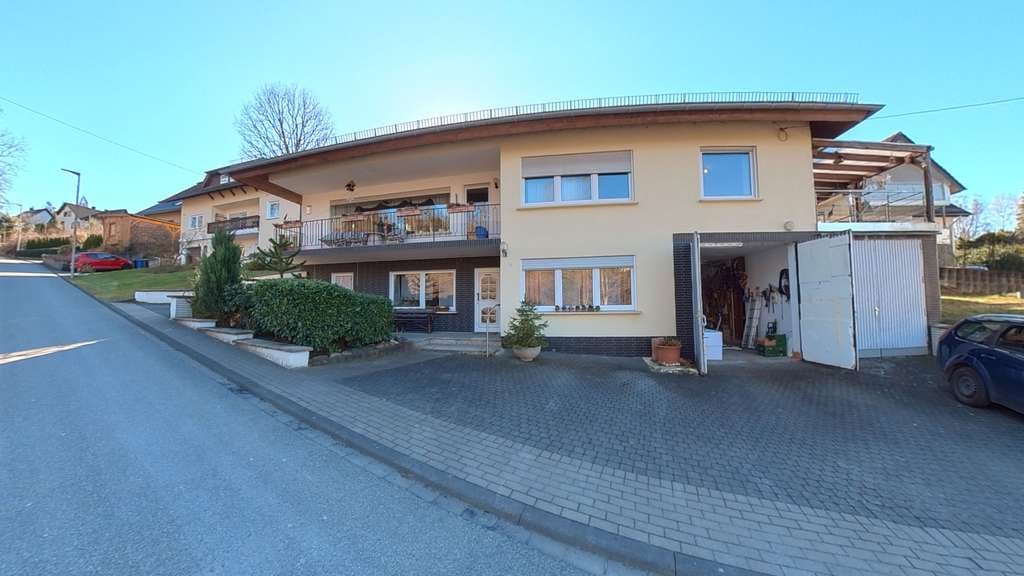 Immobilie in Wissen - CITYHOUSE: Großzügiges Zweifamilienhaus mit Ausbaupotenzial, Garten & 3 Garagen - Bild 1