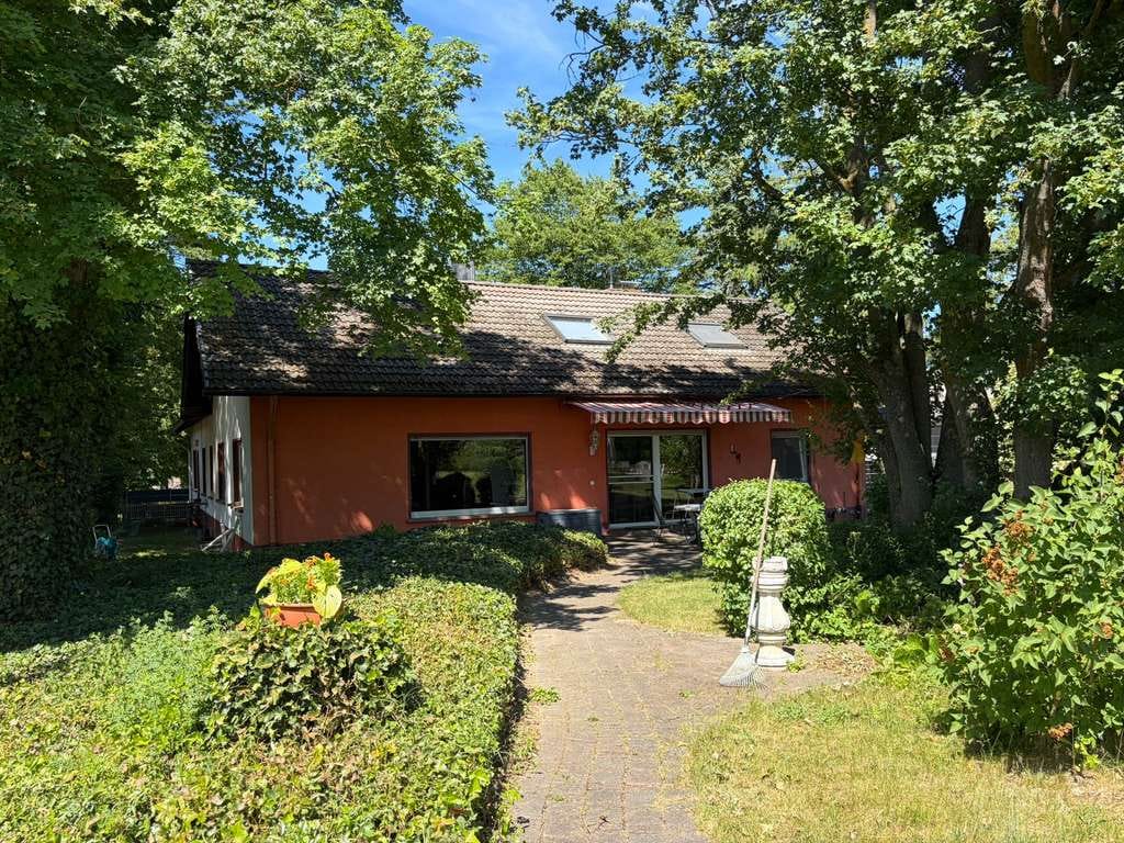 Immobilie in Stadecken-Elsheim - Exklusiver Bungalow mit parkähnlichem Grundstück und maximaler Privatsphäre - Bild 1