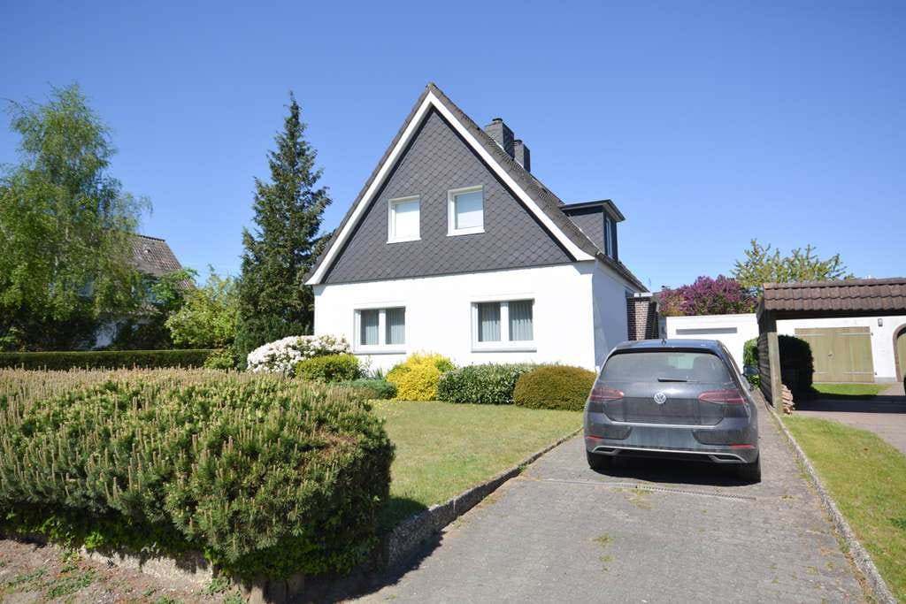 Immobilie in Bad Schwartau - Einfamilienhaus mit Keller, 2 Garagen und Garten (ELW möglich) - Bild 1