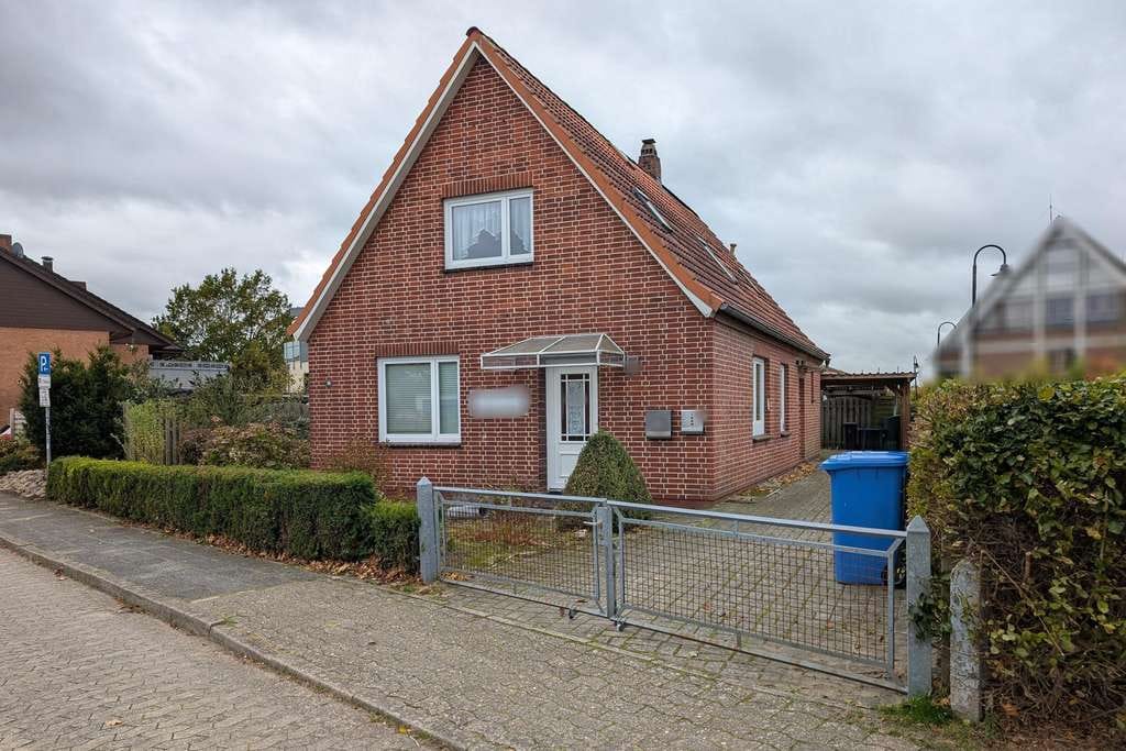 Immobilie in Cadenberge - Zentral gelegenes Einfamilienhaus mit Potenzial - Bild 0