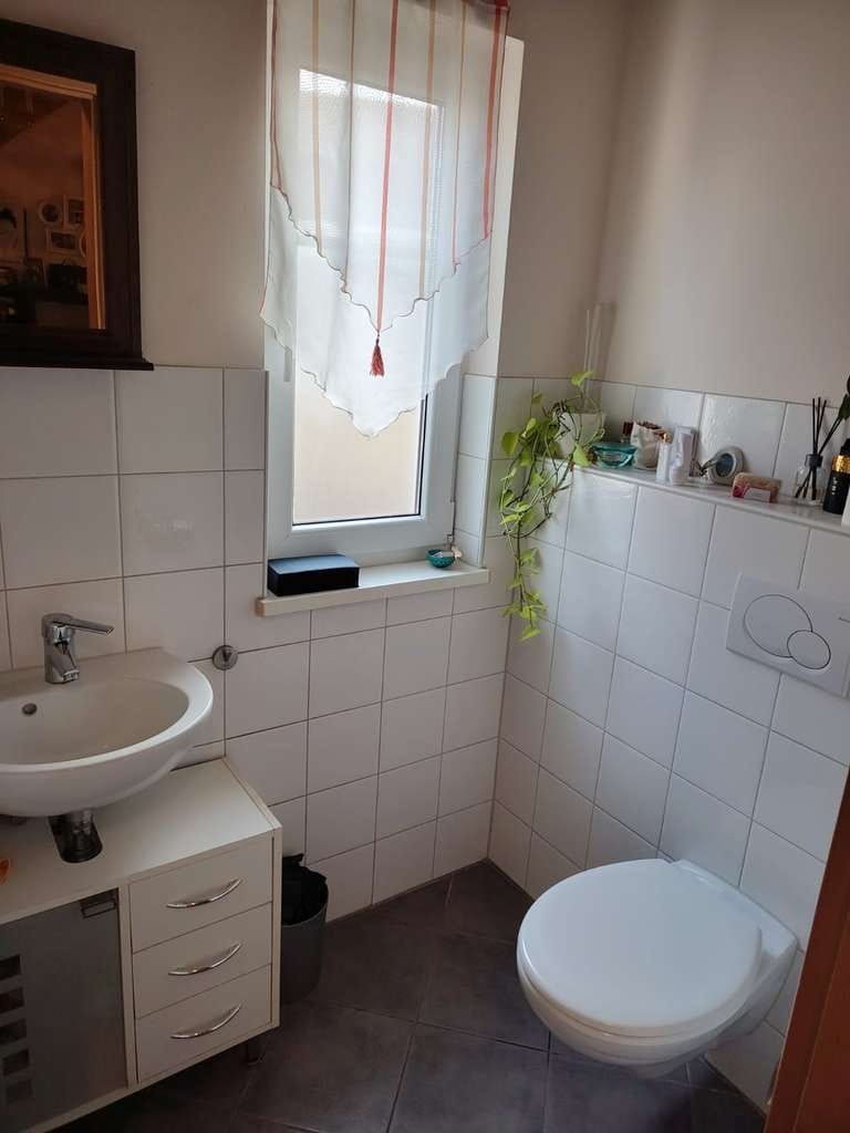 Immobilie in Hebertsfelden - Modernes Einfamilienhaus mit Gewerberaum, PV-Anlage & Doppelgarage - Bild 2