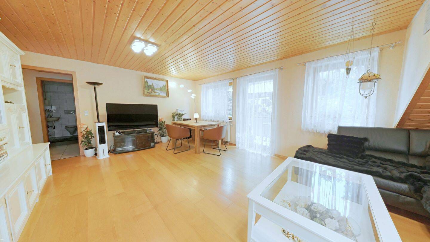 Immobilie in Weissach im Tal - Maisonette mit neuer Wärmepumpe, zwei Balkonen & Stellplätzen  - Bild 3
