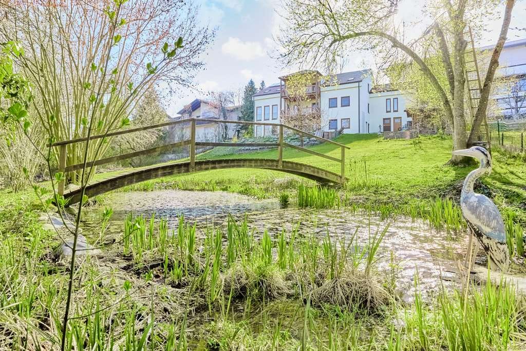 Immobilie in Langenneufnach - Die Brücke zu Ihrem neuen Lebenskonzept 
– großzügiges Zweifamilienhaus mit Traumgarten - Bild 0