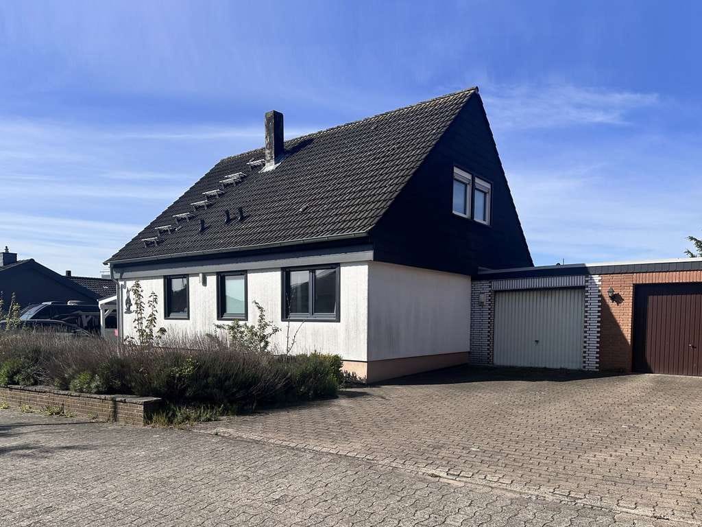 Immobilie in Söhlde - Söhlde: Streif-Haus mit Kamin, Garage, Carport, Keller und PV-Anlage - Bild 1