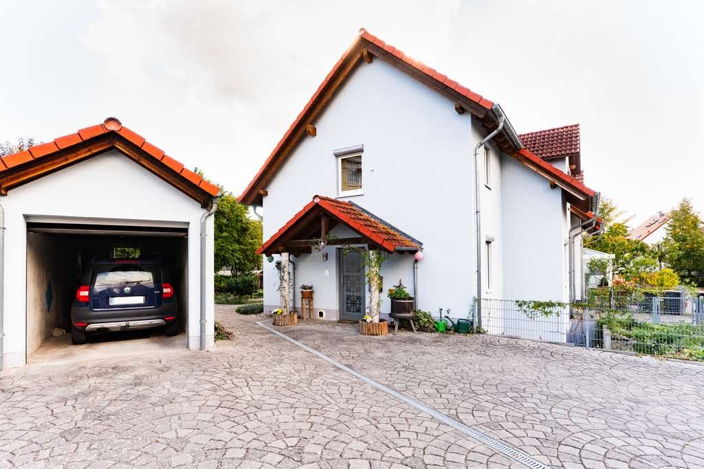 Immobilie in Sörgenloch - Gepflegte DHH: flexible Nutzung mit 2 Wohnungen + Einliegerapartment | Terrasse/Balkon - Bild 0