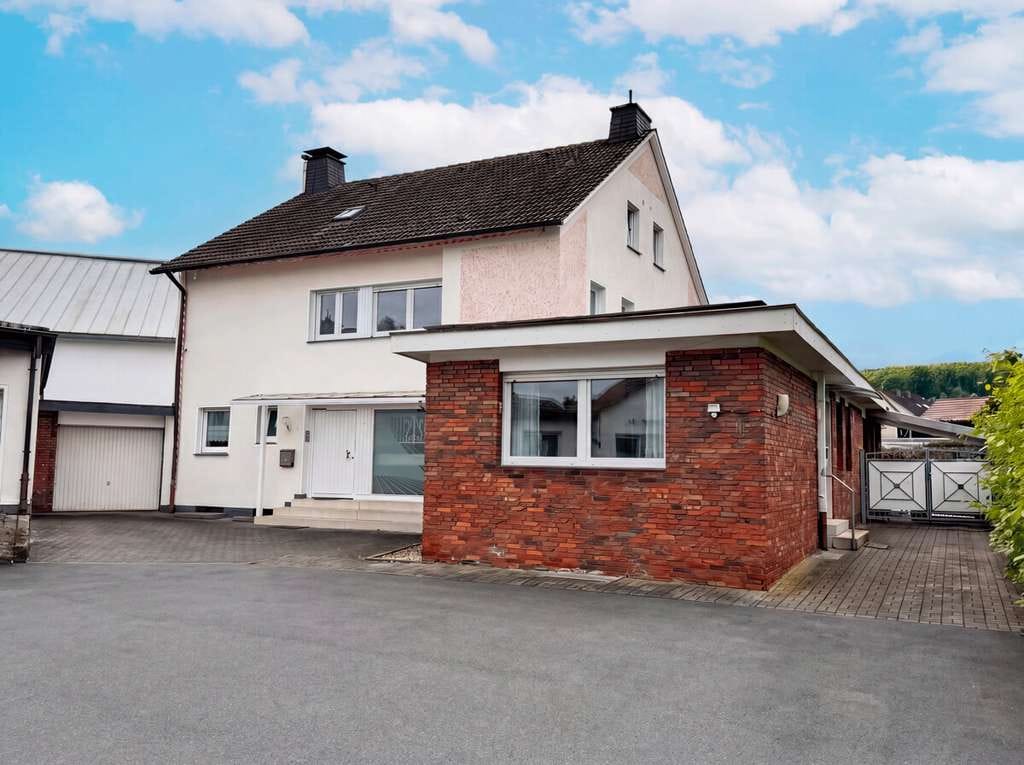 Immobilie in Warstein - Viel Platz für Familie, Wohnen und Arbeiten: Zweifamilienhaus mit PV-Anlage, Garage und Halle - Bild 2