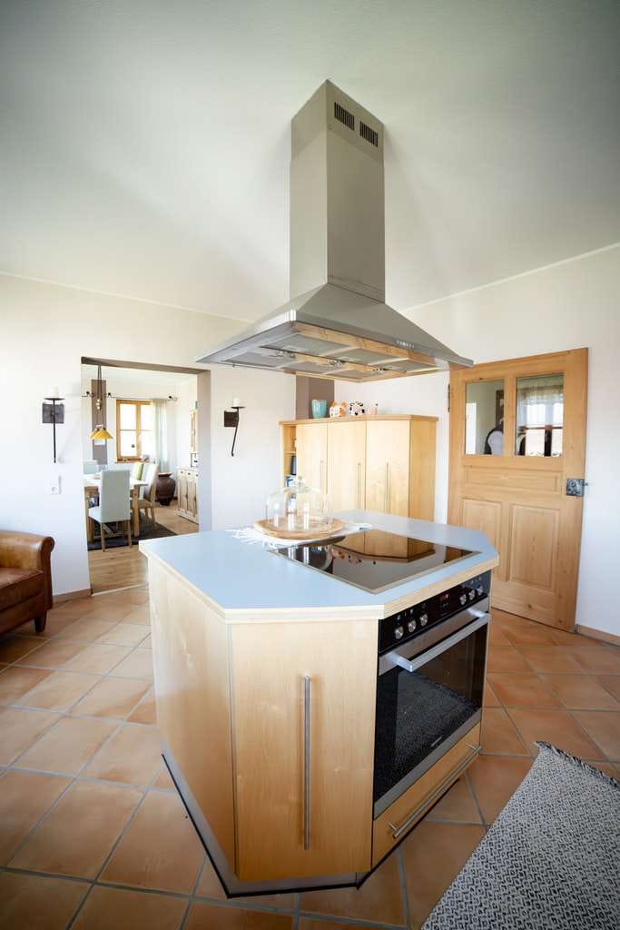 Immobilie in Edling - Charmante Maisonette-Wohnung mit „Haus-im-Haus“-Charakter, Sichtdachstuhl & Garten - Bild 2