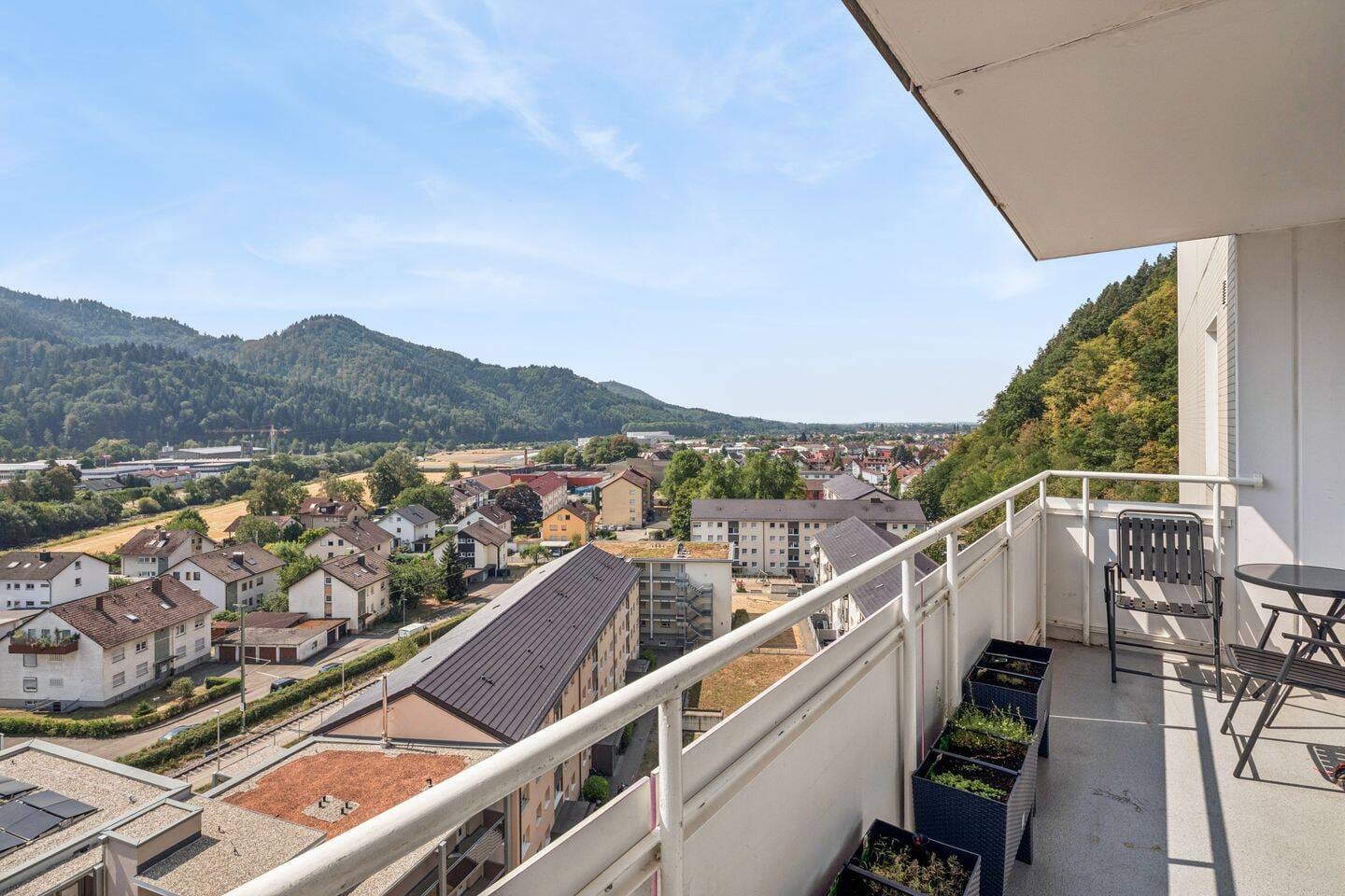 Immobilie in Waldkirch - Modernisierte 1 Zi. Wohnung mit Weitblick - Bild 2