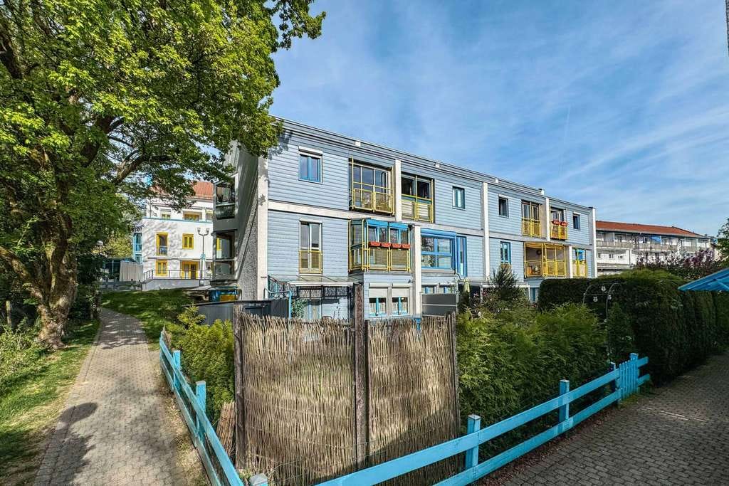 Immobilie in Kempten (Allgäu) - 2-Zimmer-Wohnung mit Erbpacht, Loggia und Reihenhausgefühl - Bild 0