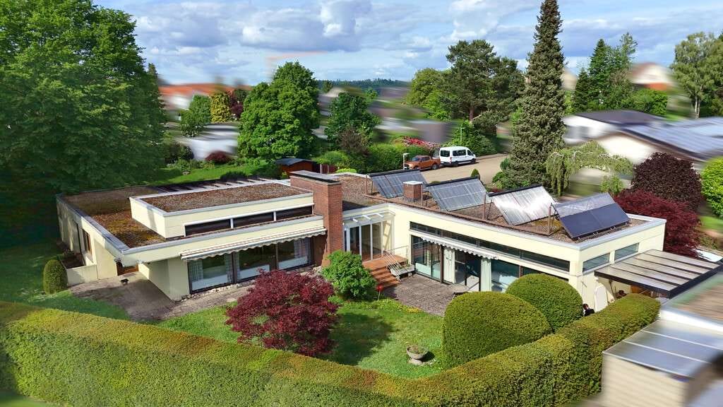 Immobilie in Althütte - Wohnen mit Stil: Architekten-Bungalow mit Sauna, Schwimmhalle, Gartenidylle und Privatsphäre - Bild 1