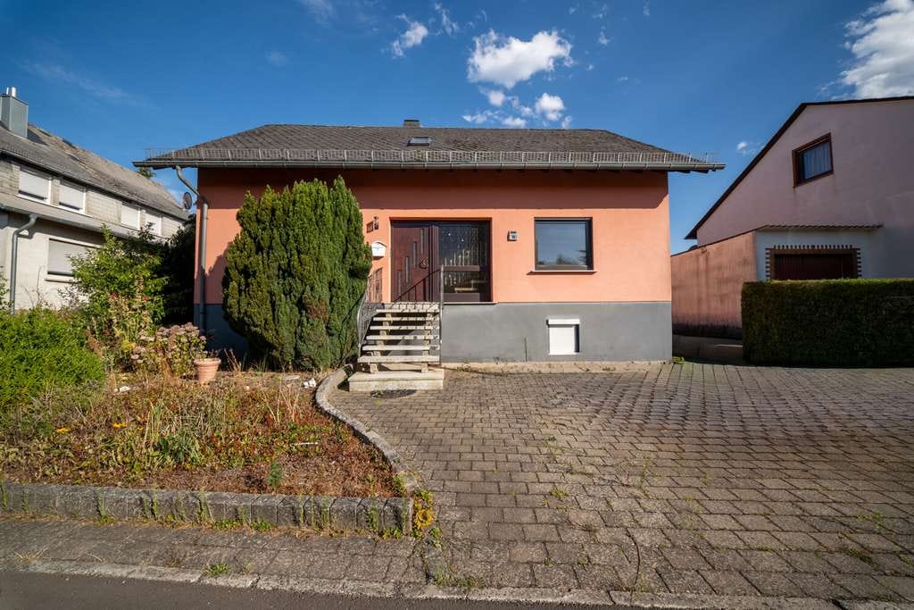 Immobilie in Argenthal - Klar geschnittenes Einfamilienhaus mit Terrasse, Vollkeller und Gartenseite - Bild 3