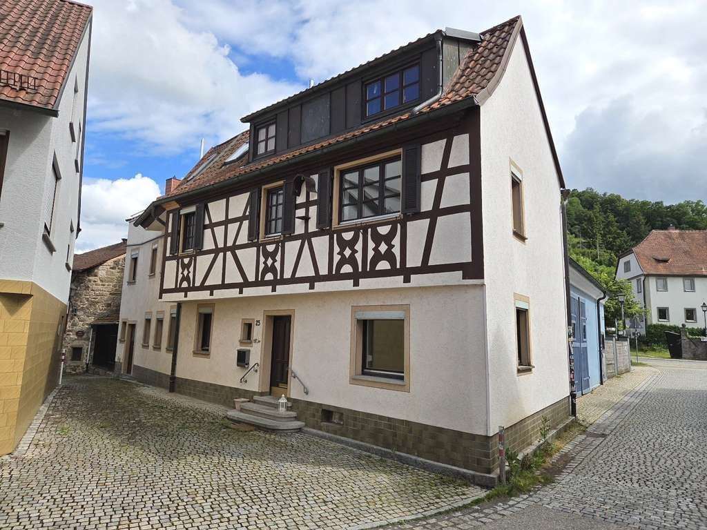 Immobilie in Eltmann - Modernisiertes und gemütliches Stadthaus (Wfl. 140 m²) in zentraler Lage von Eltmann! - Bild 0