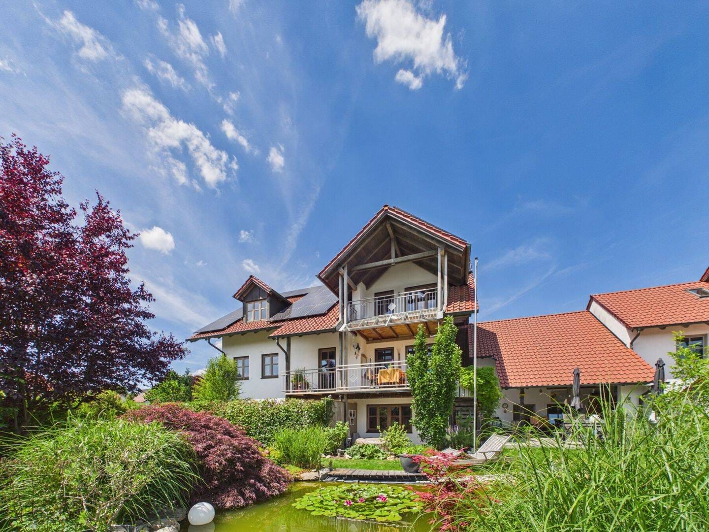 Immobilie in Vilsbiburg - Viel Platz in gepflegter Lage: Modernisiertes Haus mit Einliegerwohnung, PV-Anlage und Doppelgarage - Bild 2